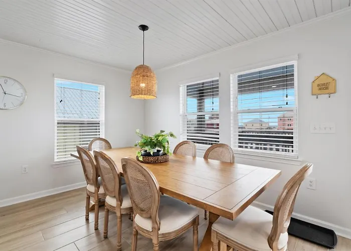 The Ona - Walk To Beach, Heated Pool, Pets Ok